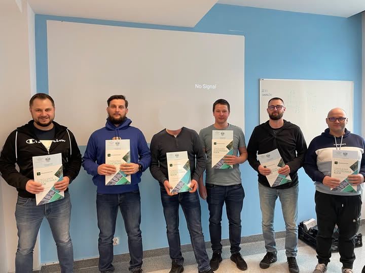 Absolwenci kursu TOMSAD z certyfikatami pracownika zabezpieczenia technicznego