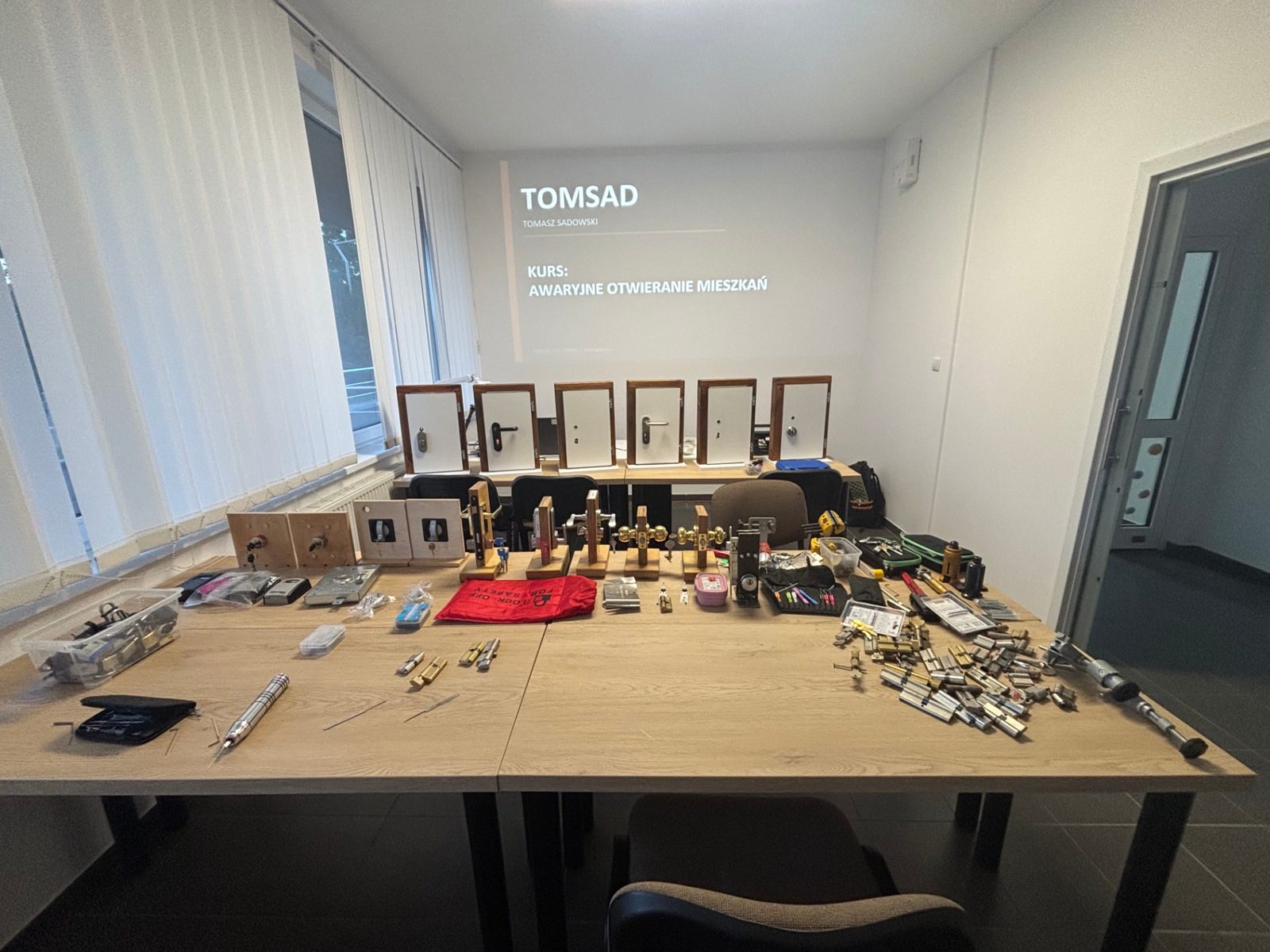 Profesjonalnie wyposażona sala szkoleniowa TOMSAD w Kosakowie koło Gdyni
