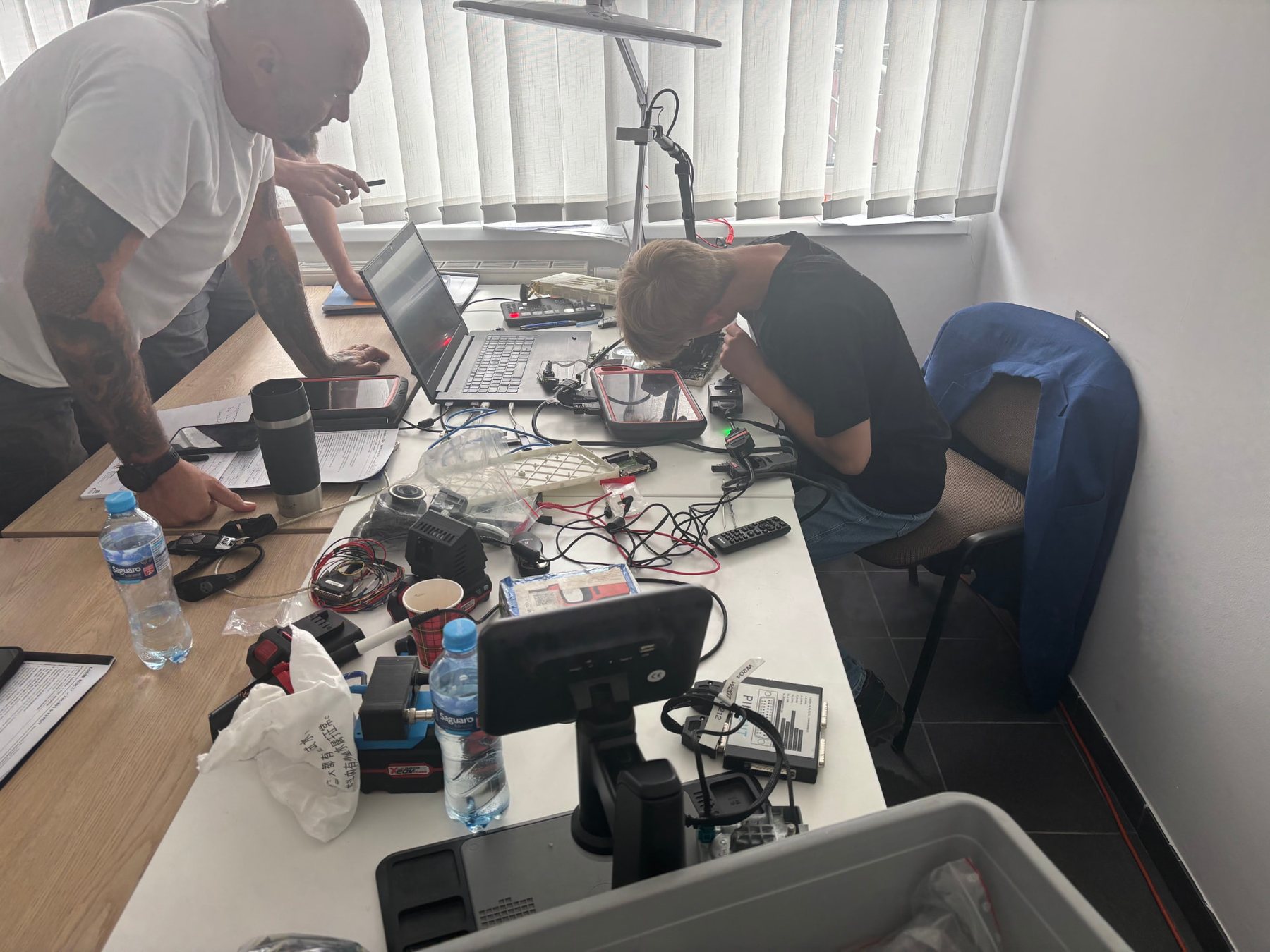 Precyzyjna praca przy module samochodowym podczas kursu PZT