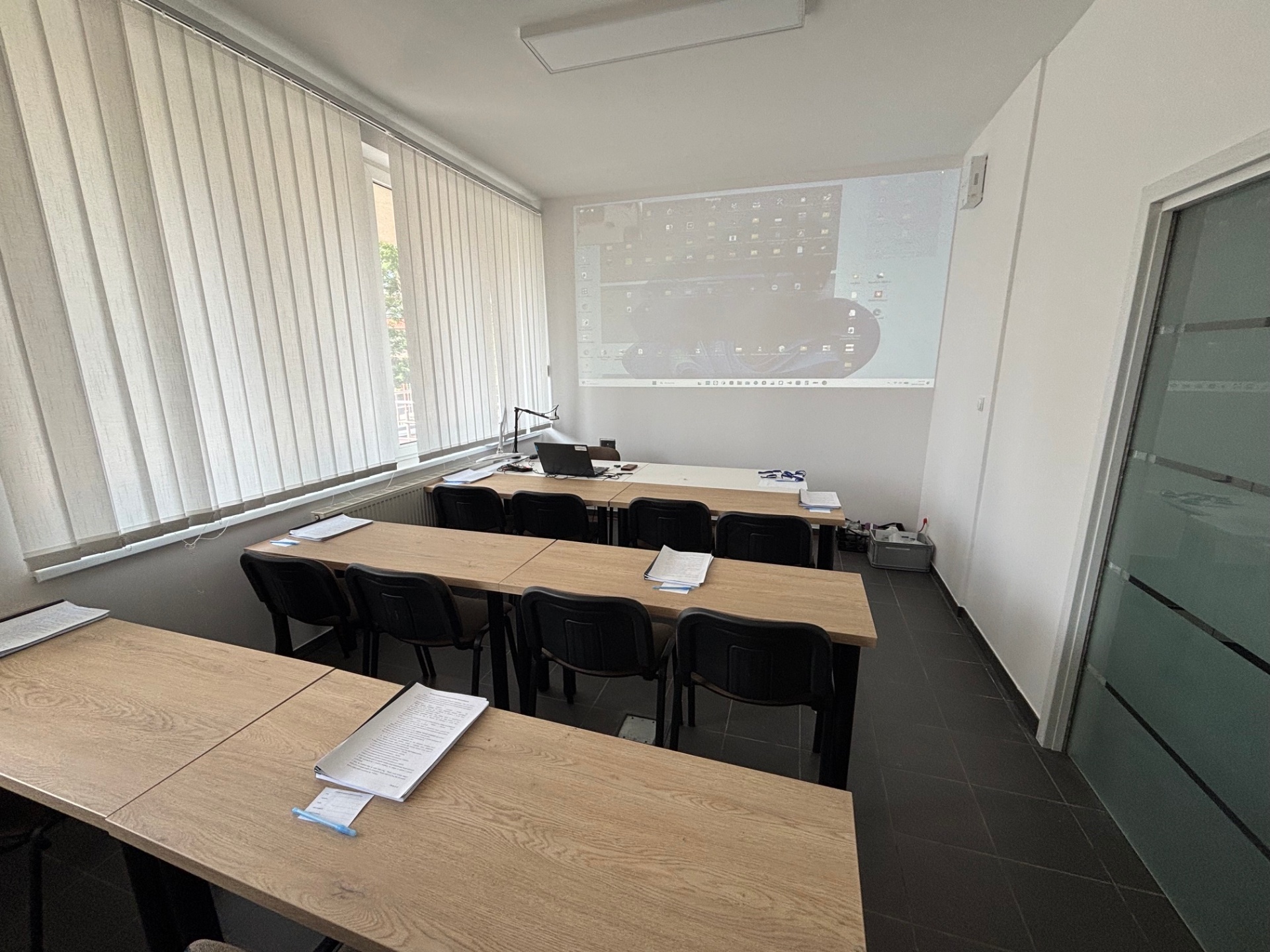 Nowa sala szkoleniowa TOMSAD przy ul. Hiacyntowej 2 w Kosakowie koło Gdyni – widok z projektorem