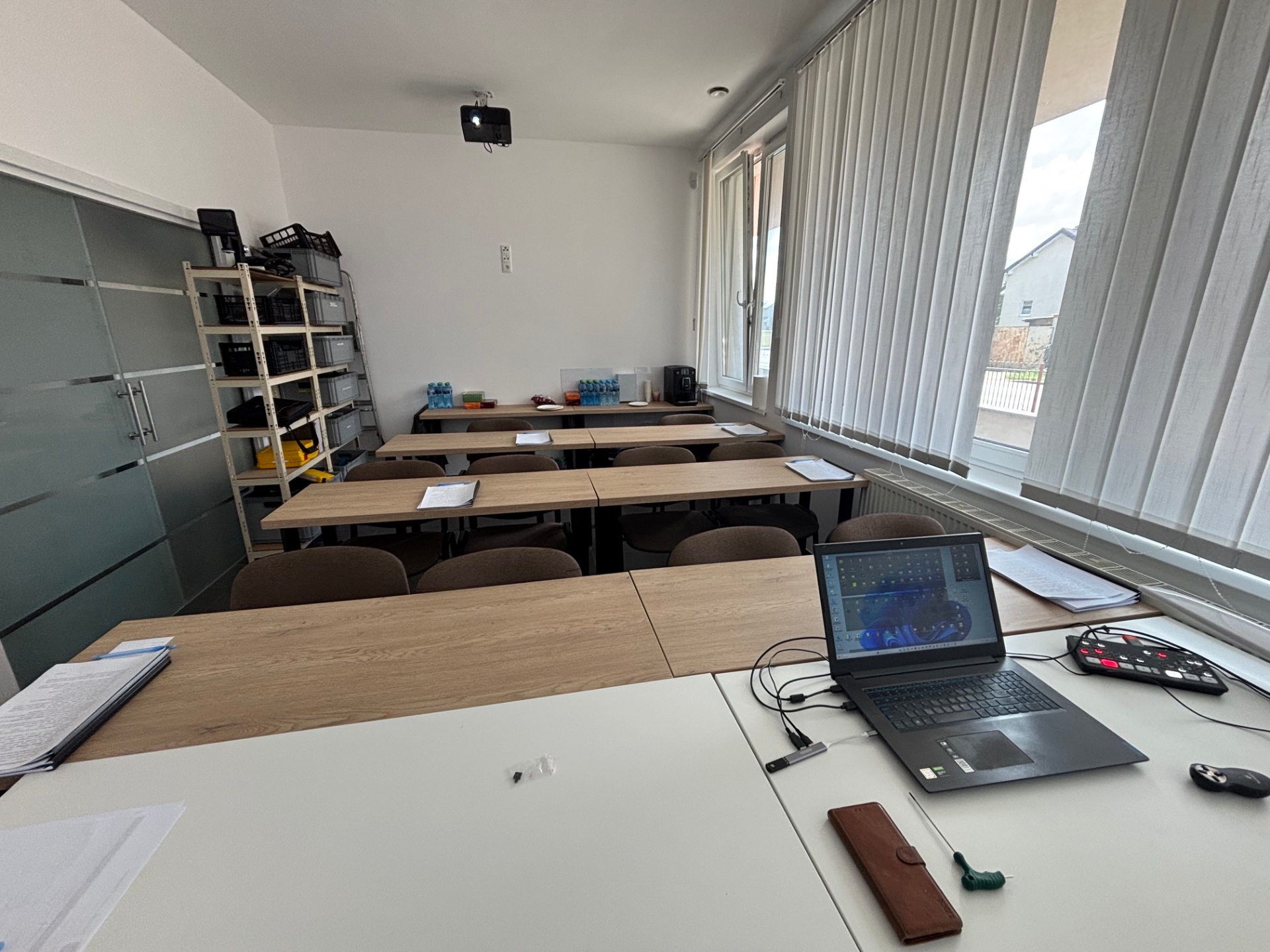 Sala szkoleniowa TOMSAD – widok od strony instruktora, regały ze sprzętem i laptop diagnostyczny, ul. Hiacyntowa 2