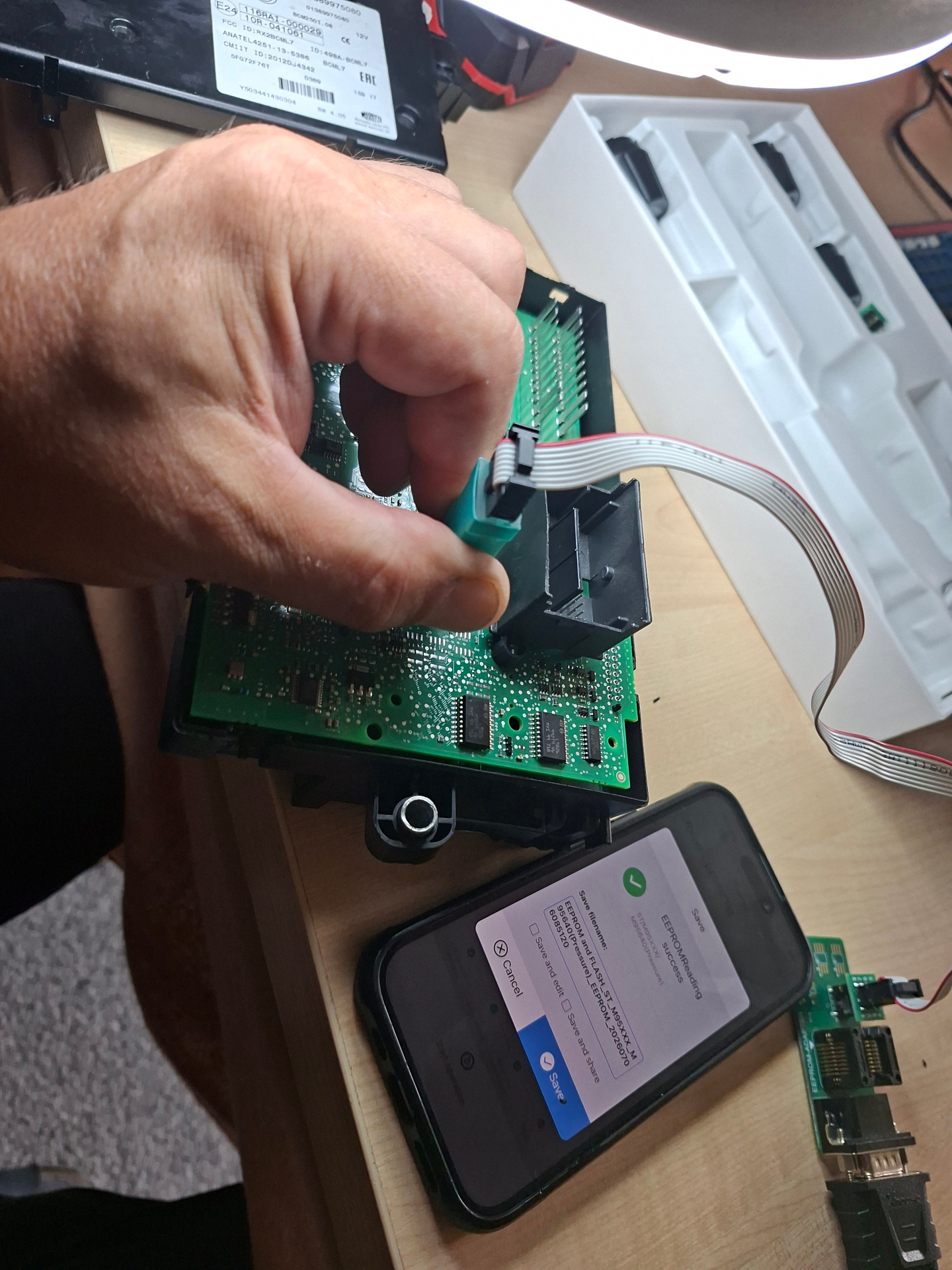 Odczyt pamięci EEPROM z modułu samochodowego podczas programowania kluczy – dzień 2 szkolenia TOMSAD, 11 lipca 2026