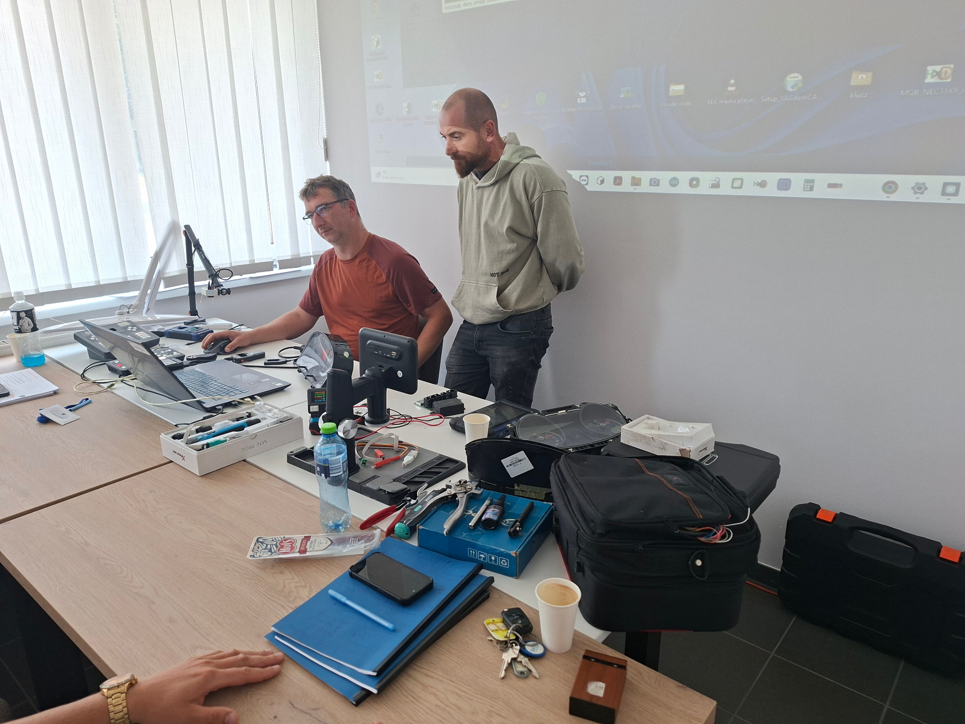 Stanowisko szkoleniowe z programatorem MINI PROG, licznikami i modułami – programowanie kluczy Opel, Fiat, Renault, VAG, 11 lipca 2026