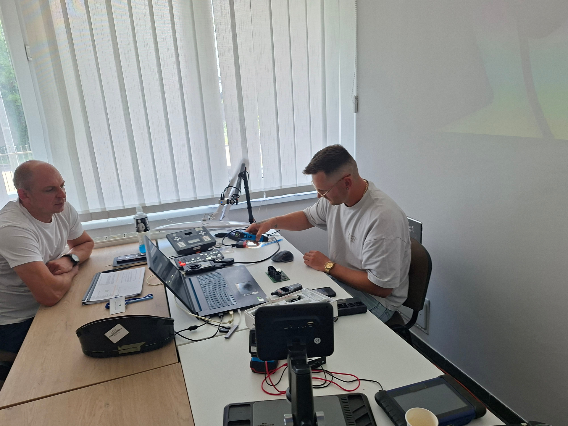 Uczestnik kursu samodzielnie programuje moduł samochodowy z programatorem – dzień 2 szkolenia, 11 lipca 2026