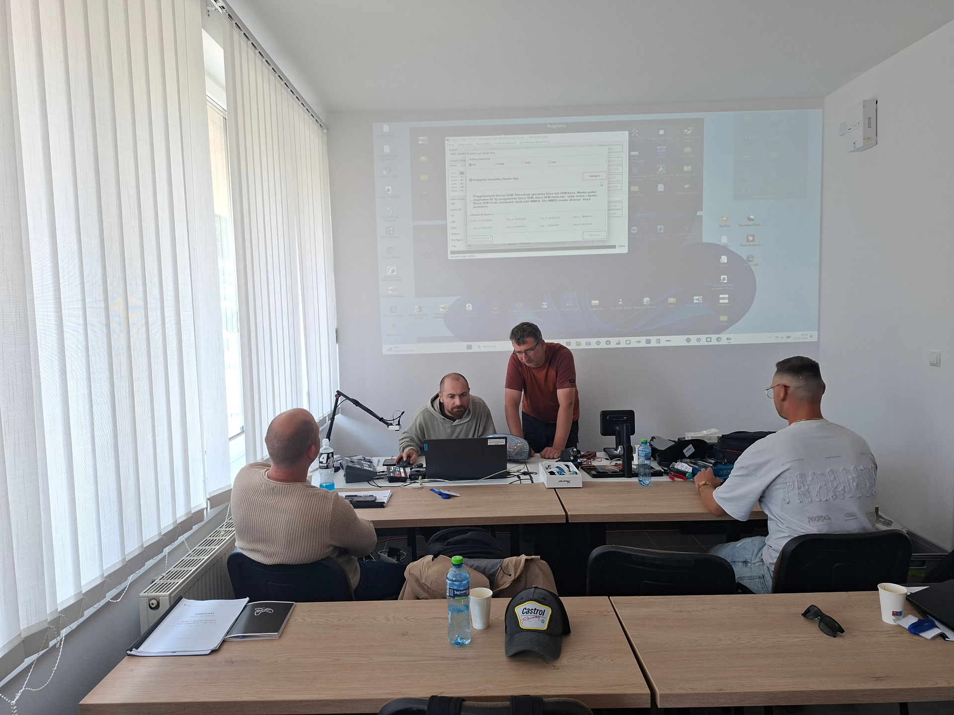 Praca z oprogramowaniem diagnostycznym grupy VAG wyświetlanym na projektorze – kurs PZT TOMSAD, 11 lipca 2026