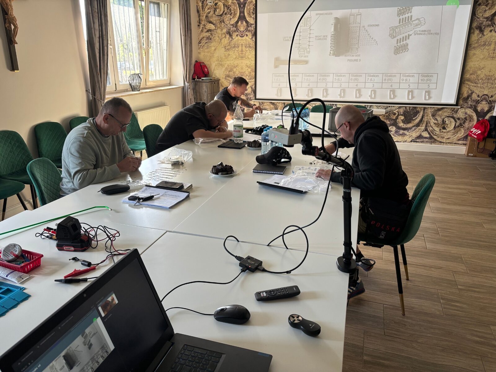 Kursanci TOMSAD podczas pracy z narzędziami Lishi i podstaw elektroniki – 12 czerwca 2026, Kosakowo koło Gdyni