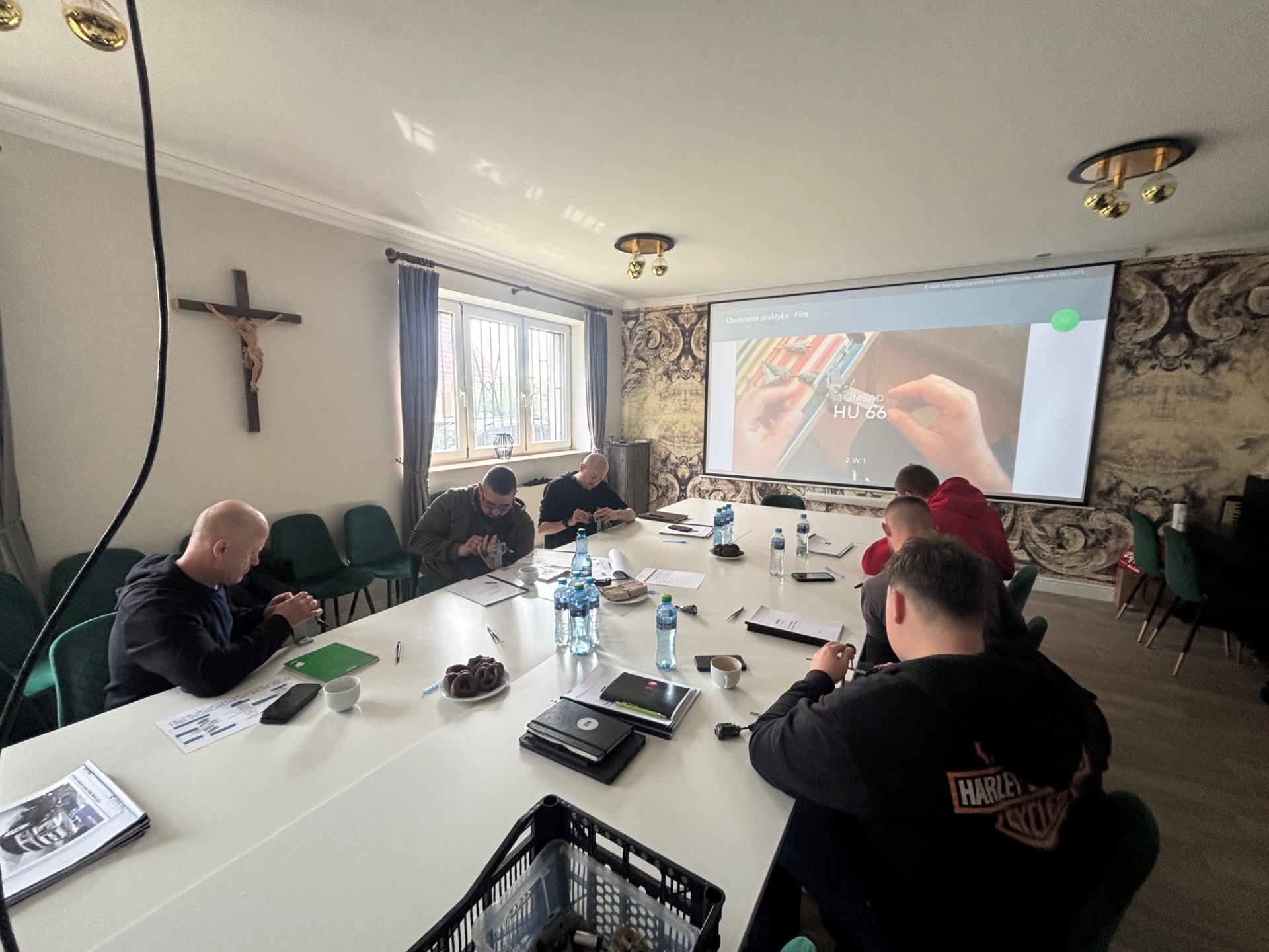 Uczestnicy pierwszego dnia szkolenia TOMSAD podczas praktycznych ćwiczeń z awaryjnego otwierania zamków HU66 – maj 2026 w Kosakowie koło Gdyni