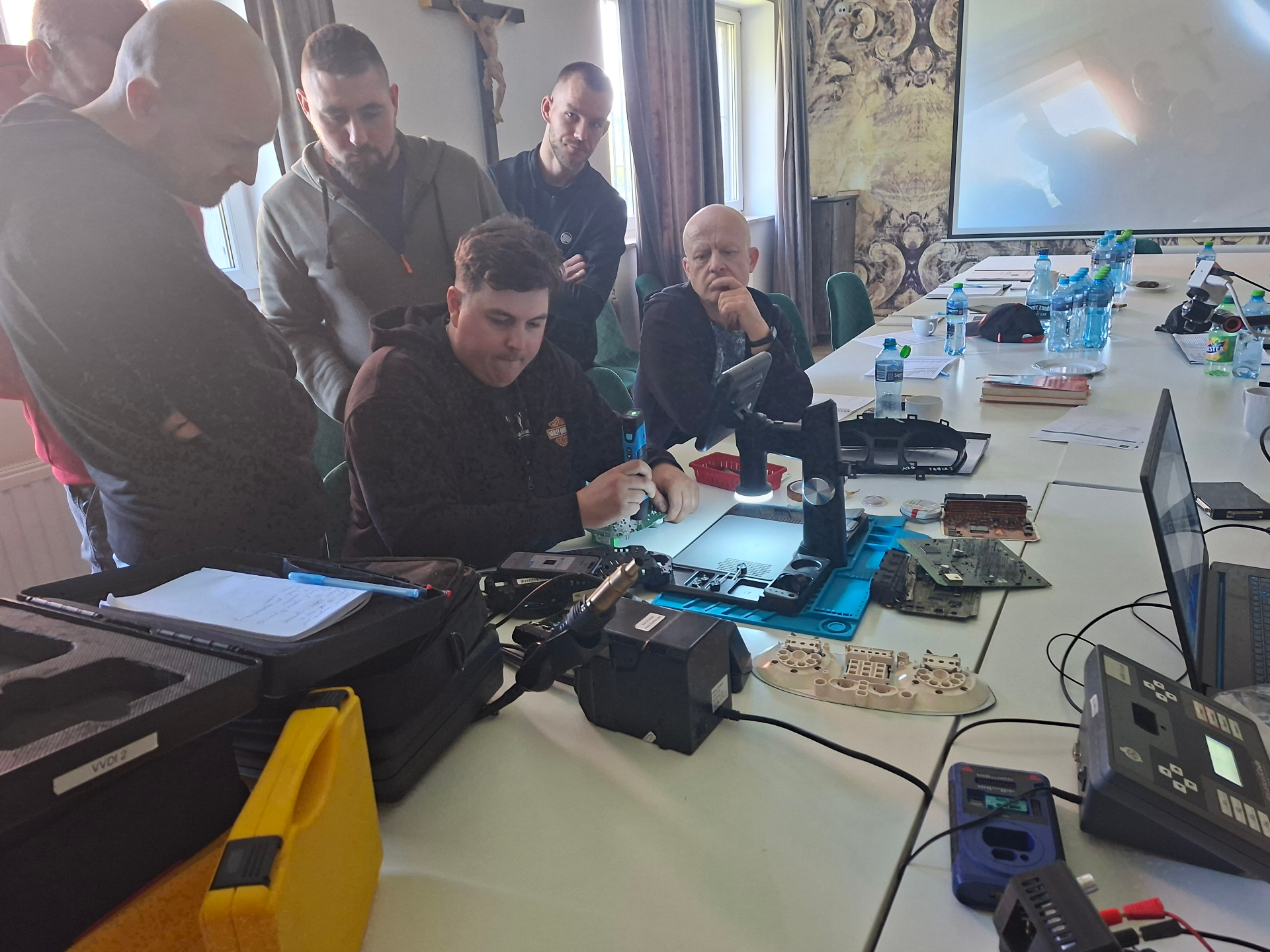 Praktyczne zajęcia z programowania kluczy samochodowych – kursanci TOMSAD przy stanowisku z programatorami VVDI, Autel i Lonsdor, sobota 16 maja 2026 w Kosakowie koło Gdyni