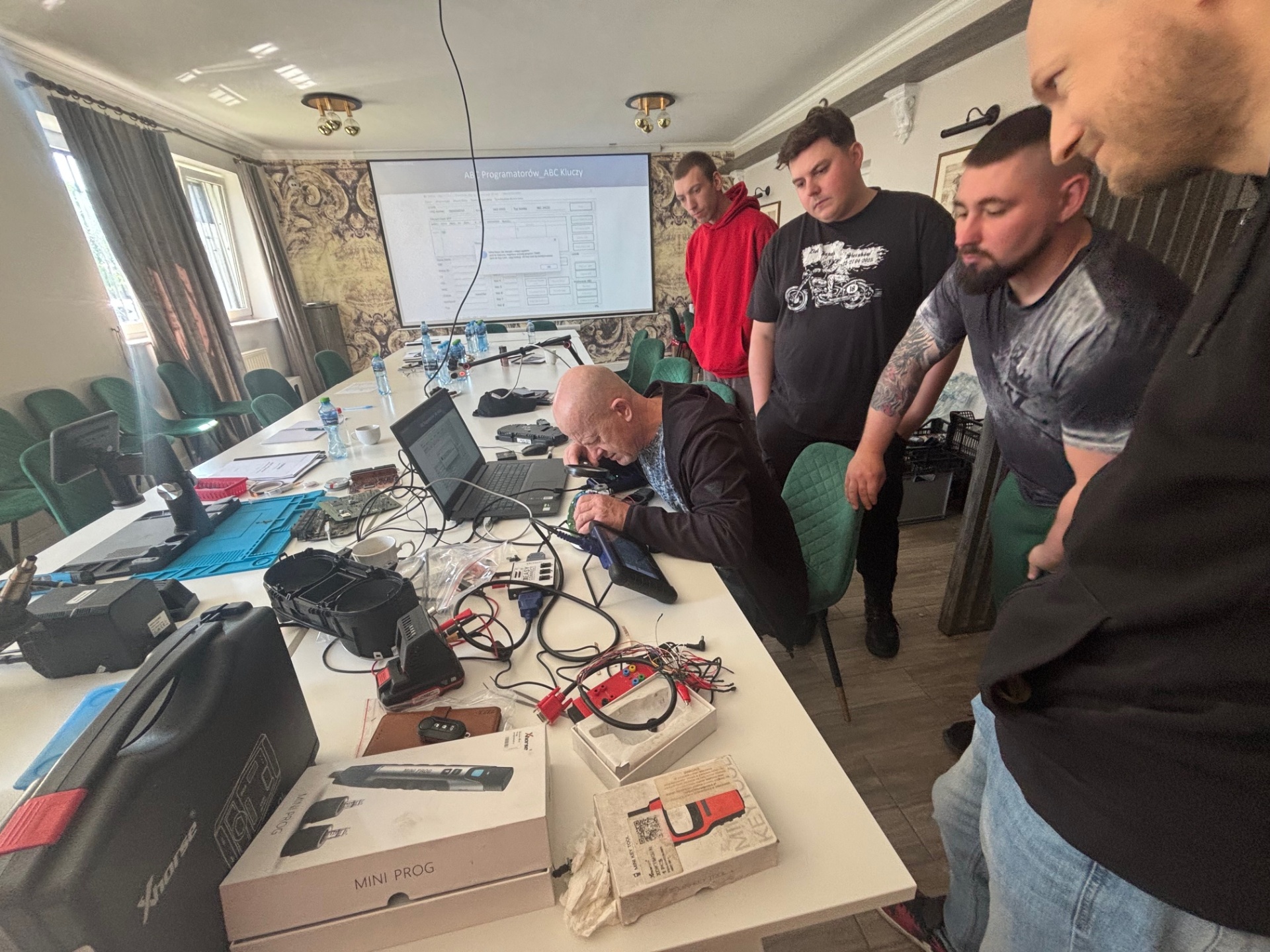 VW Golf VI – kursant TOMSAD dodaje nowy klucz przez OBD przy użyciu programatora Xhorse Mini Prog, niedziela 17 maja 2026 w Kosakowie koło Gdyni